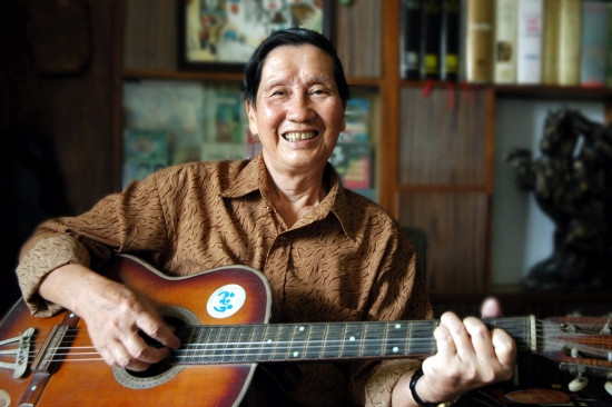 Thanh Thảo -nghe nhạc Phạm Tuyên ta thấy nhẹ nhàng, trong sáng, ẩn chứa một niềm tin vượt lên những khó khăn của số phận…”