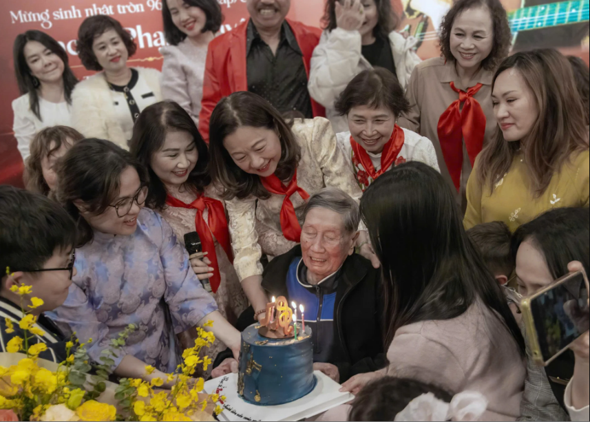 Nhạc sĩ Phạm Tuyên bật khóc trong sinh nhật tuổi 96